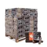 Technische Zusammenfassung Produkt: PiniKay Quadro Hartholzbriketts Form: Quadratisch mit zentralem Zugloch Gesamtgewicht: 960 kg Verpackung: 96 Pakete à 10 kg Heizwert: ≥ 4,9 kWh/kg Restfeuchte: ≤ 7 % Aschegehalt: ≤ 1,0 % Norm: DIN EN ISO 17225-3 Detaillierte Beschreibung Die PiniKay Quadro Hartholzbriketts werden aus naturbelassenen Hartholzspänen ohne chemische Zusätze hergestellt. Durch das Extrusionsverfahren unter hohem Druck entsteht die quadratische Form mit zentralem Luftkanal. Das im Holz enthaltene Lignin dient als natürlicher Binder. Der zentrale Luftkanal unterstützt die Luftzirkulation im Brennraum und ermöglicht eine kontrollierte Verbrennung. Mit einem Heizwert von ≥ 4,9 kWh/kg und einer Restfeuchte von ≤ 7 % sind die Briketts für geschlossene Kaminöfen, Holzvergaser und Feuerschalen gemäß Herstellervorgaben geeignet. Technische Eigenschaften Typ PiniKay Holzbrikett (quadratisch, mit Zugloch) Holzart Hartholz, unbehandelt Heizwert ≥ 4,9 kWh/kg Restfeuchte ≤ 7 % Aschegehalt ≤ 1,0 % Einzelmaß ca. 300 × 50 × 50 mm (±1 mm) Rohdichte ≥ 1,0 g/cm³ Gewicht pro Paket 10 kg Pakete pro Palette 96 Gesamtgewicht 960 kg Norm DIN EN ISO 17225-3 Lieferung Liefergebiete: Deutschland Fachspedition LKW mit Hebebühne Lieferung frei Bordsteinkante Zufahrt für 40-Tonnen-LKW erforderlich Telefonische Avisierung Lagerung & Verwendung Trocken und gut belüftet lagern. Vor Feuchtigkeit schützen. Briketts dehnen sich im Feuerraum aus; Feuerraum nur teilweise befüllen. Nur in zugelassenen Feuerstätten verwenden. Bedienungsanleitung des Herstellers beachten. Widerrufsrecht Es gilt das gesetzliche Widerrufsrecht von 14 Tagen gemäß den EU-Verbraucherschutzvorschriften.