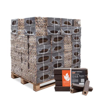 Technische Zusammenfassung Produkt: PiniKay Quadro Hartholzbriketts Form: Quadratisch mit zentralem Zugloch Gesamtgewicht: 960 kg Verpackung: 96 Pakete à 10 kg Heizwert: ≥ 4,9 kWh/kg Restfeuchte: ≤ 7 % Aschegehalt: ≤ 1,0 % Norm: DIN EN ISO 17225-3 Detaillierte Beschreibung Die PiniKay Quadro Hartholzbriketts werden aus naturbelassenen Hartholzspänen ohne chemische Zusätze hergestellt. Durch das Extrusionsverfahren unter hohem Druck entsteht die quadratische Form mit zentralem Luftkanal. Das im Holz enthaltene Lignin dient als natürlicher Binder. Der zentrale Luftkanal unterstützt die Luftzirkulation im Brennraum und ermöglicht eine kontrollierte Verbrennung. Mit einem Heizwert von ≥ 4,9 kWh/kg und einer Restfeuchte von ≤ 7 % sind die Briketts für geschlossene Kaminöfen, Holzvergaser und Feuerschalen gemäß Herstellervorgaben geeignet. Technische Eigenschaften Typ PiniKay Holzbrikett (quadratisch, mit Zugloch) Holzart Hartholz, unbehandelt Heizwert ≥ 4,9 kWh/kg Restfeuchte ≤ 7 % Aschegehalt ≤ 1,0 % Einzelmaß ca. 300 × 50 × 50 mm (±1 mm) Rohdichte ≥ 1,0 g/cm³ Gewicht pro Paket 10 kg Pakete pro Palette 96 Gesamtgewicht 960 kg Norm DIN EN ISO 17225-3 Lieferung Liefergebiete: Deutschland Fachspedition LKW mit Hebebühne Lieferung frei Bordsteinkante Zufahrt für 40-Tonnen-LKW erforderlich Telefonische Avisierung Lagerung & Verwendung Trocken und gut belüftet lagern. Vor Feuchtigkeit schützen. Briketts dehnen sich im Feuerraum aus; Feuerraum nur teilweise befüllen. Nur in zugelassenen Feuerstätten verwenden. Bedienungsanleitung des Herstellers beachten. Widerrufsrecht Es gilt das gesetzliche Widerrufsrecht von 14 Tagen gemäß den EU-Verbraucherschutzvorschriften.